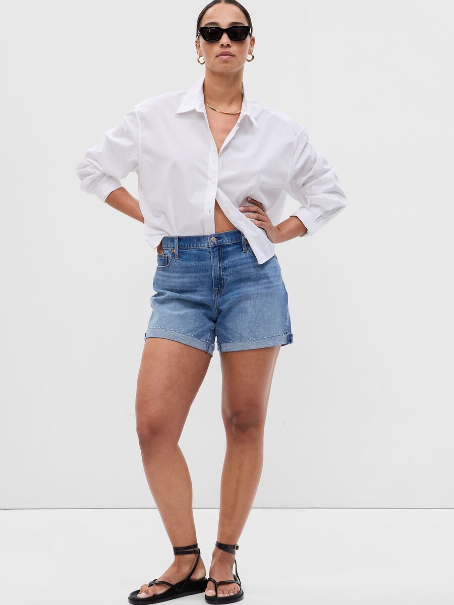 Girlfriend shorts in denim with raw hem_4
