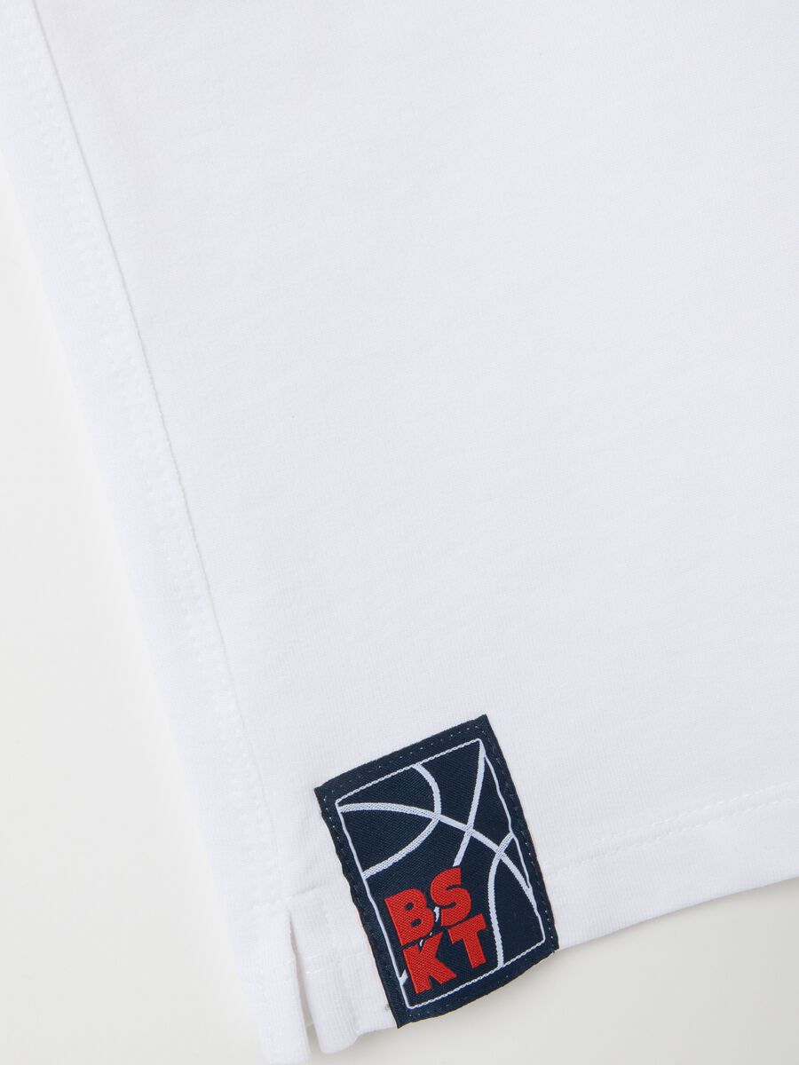 Completo sportivo da bambino in misto rosso e bianco_3