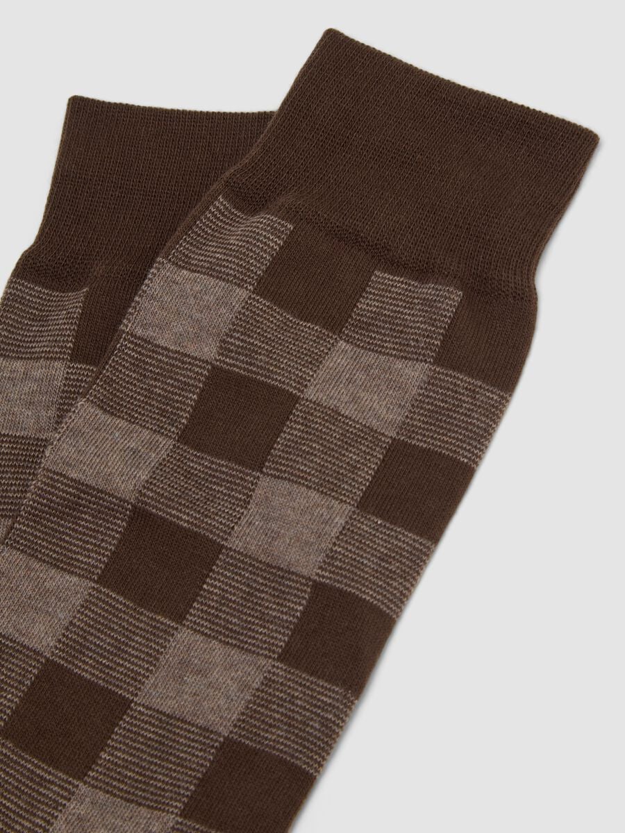 Brown short socks in stretch cotton with check pattern_1