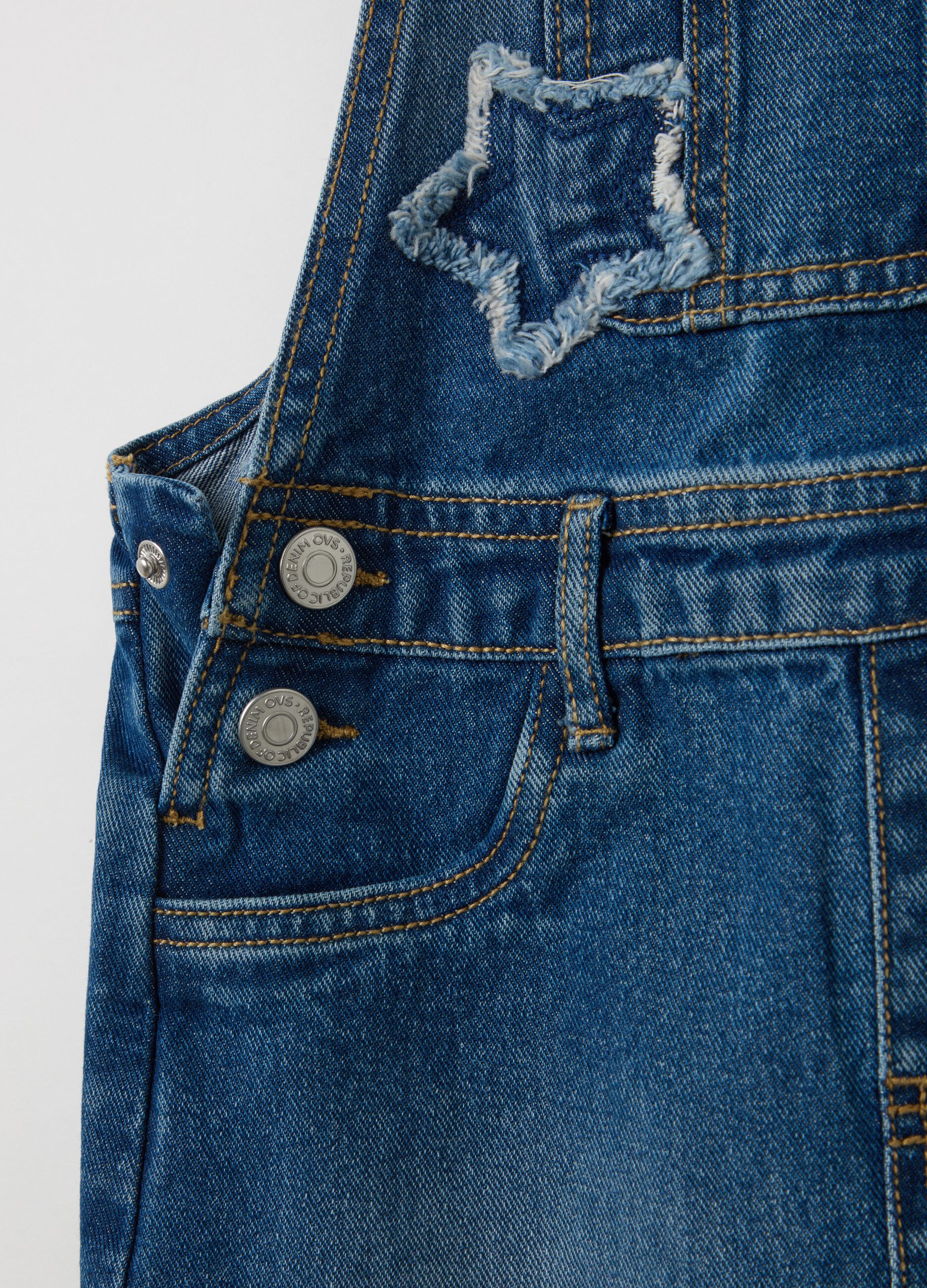 Salopette gonna in denim con patch stelle 
