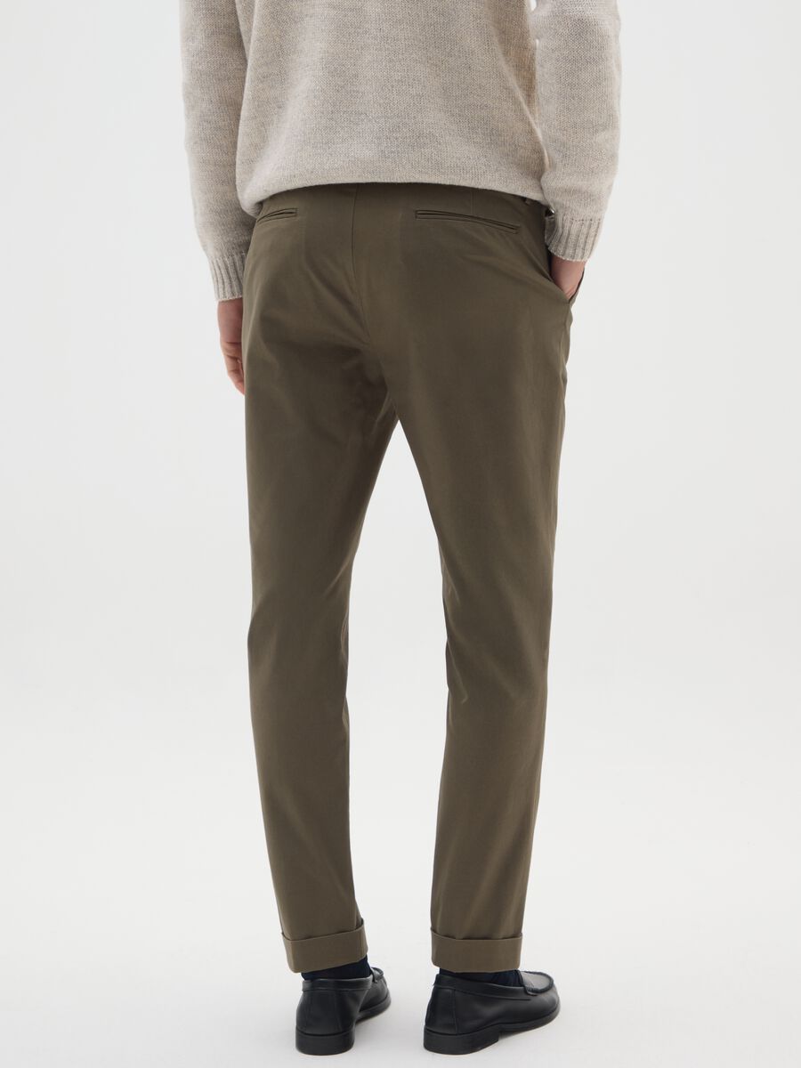 Pantaloni chino verdi in misto cotone elasticizzato slim fit_2