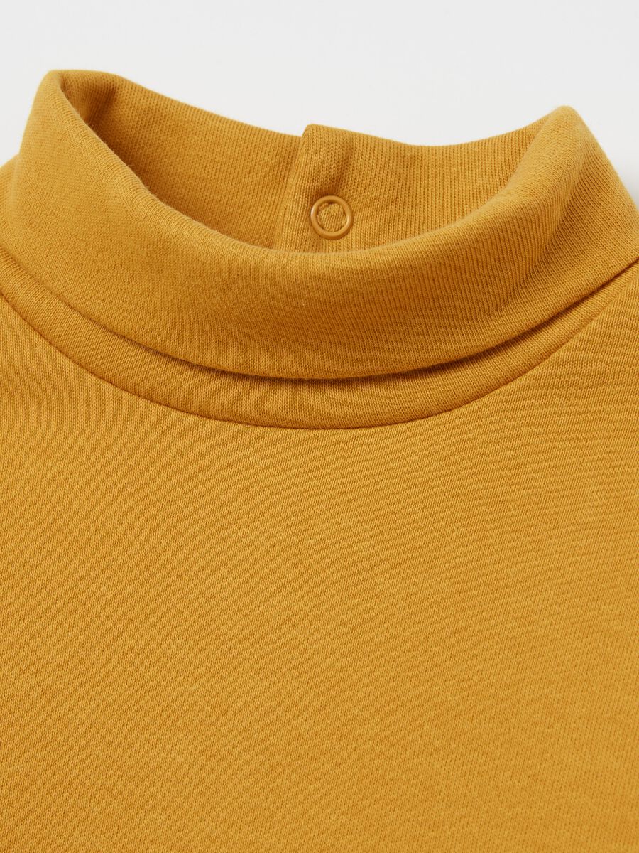 T-shirt with long sleeves and high neck_3