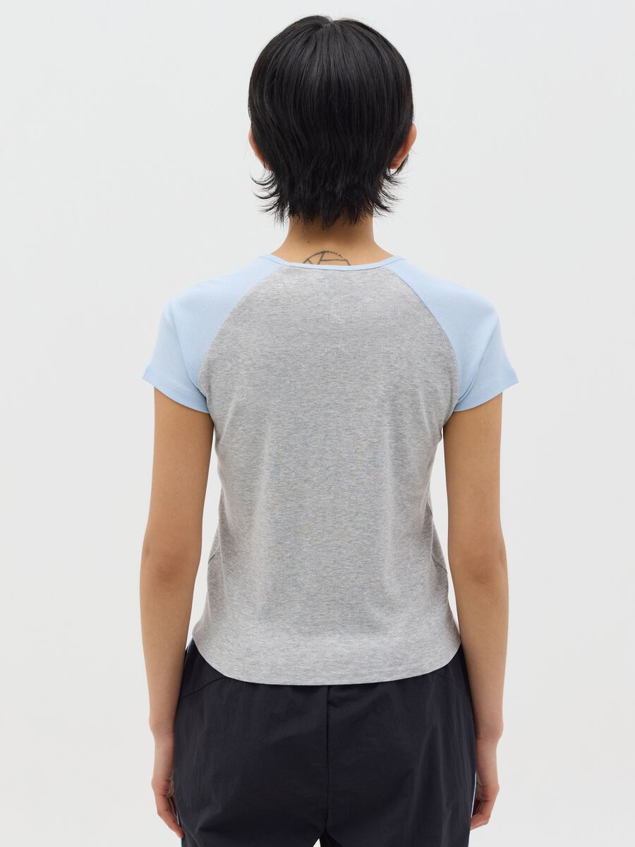Grey T-shirt with light blue raglan sleeves_3