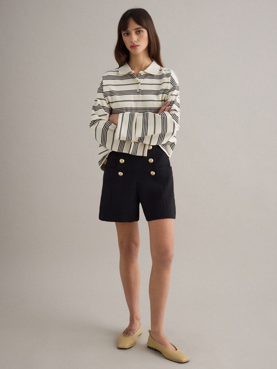 Shorts neri regular fit con vita alta e bottoni dorati_1