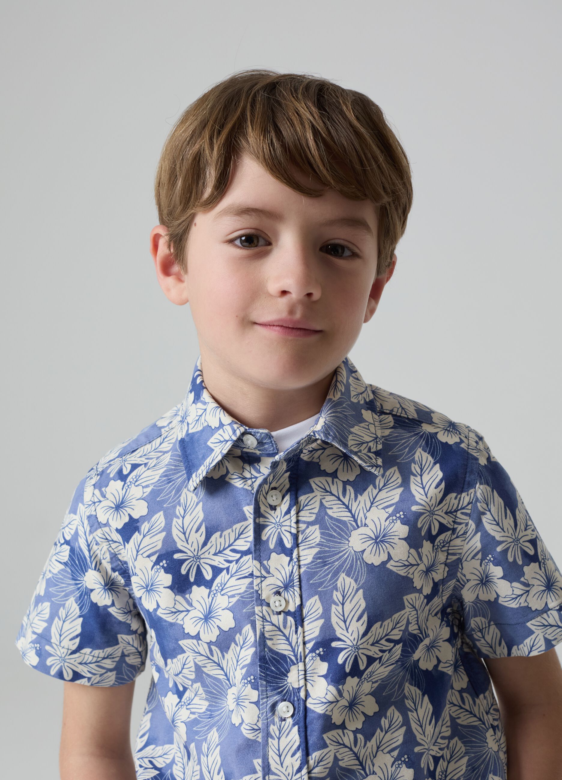 Short-sleeved shirt with Hawaiian print