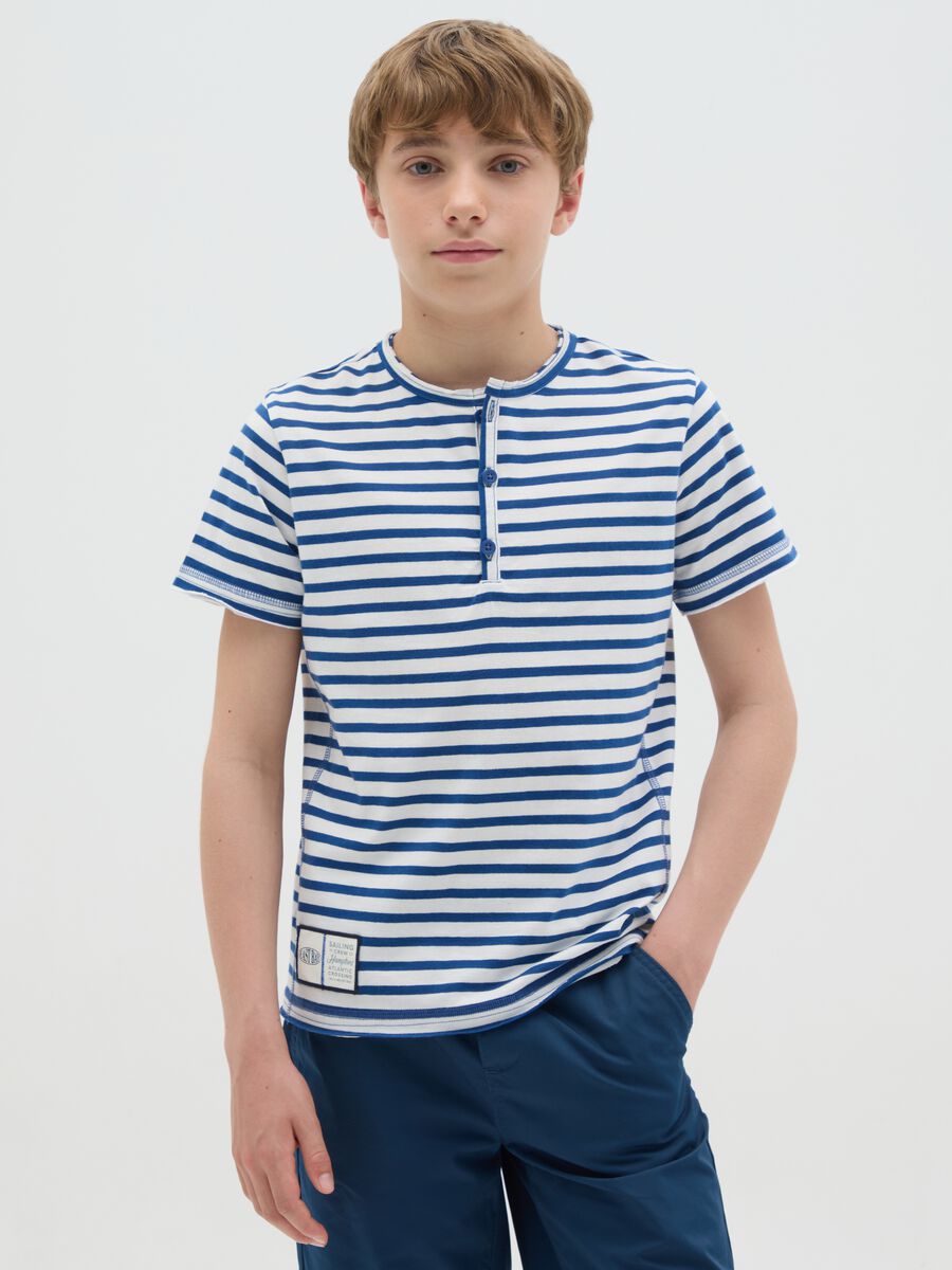 Polo da ragazzo in puro cotone a righe bianche e blu con colletto classico e vestibilità regular fit_0