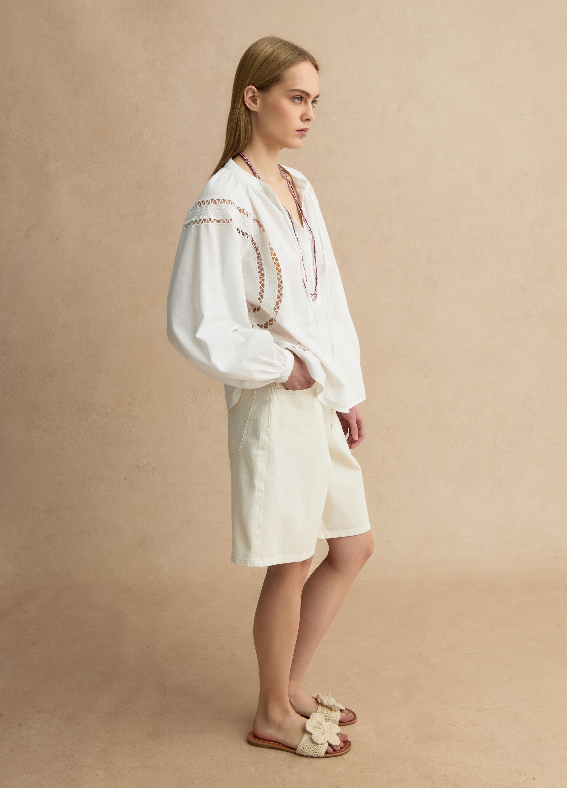 Blusa in misto cotone e lino bianca regular fit con dettagli traforati