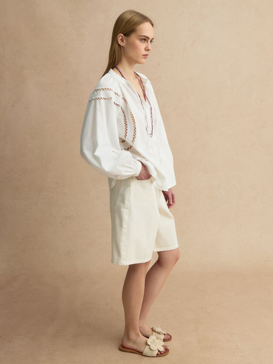 Blusa in misto cotone e lino bianca regular fit con dettagli traforati_3