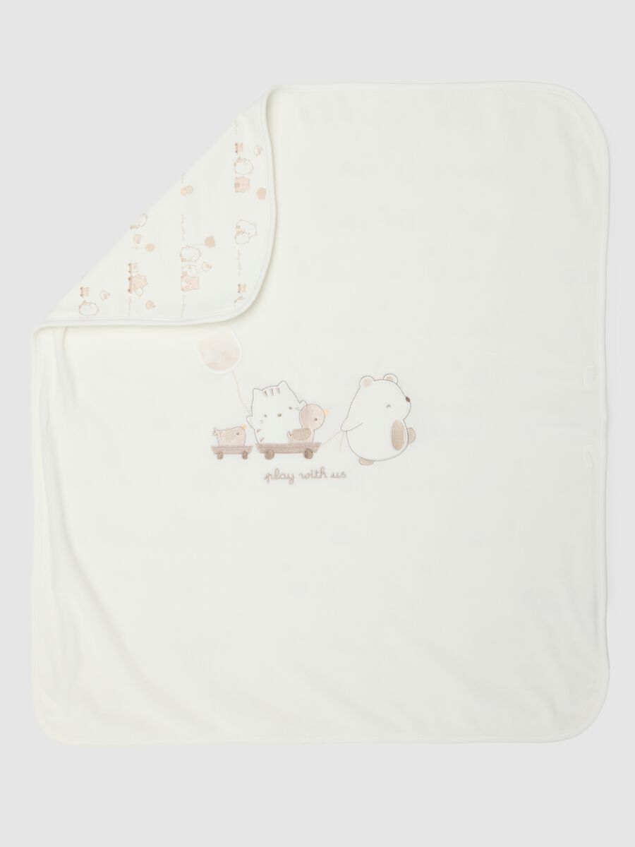White baby blanket made of cotton blend with decorations_1