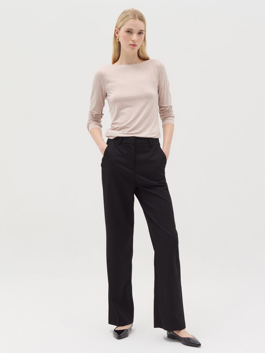 T-shirt in viscosa stretch con scollo a barca_1