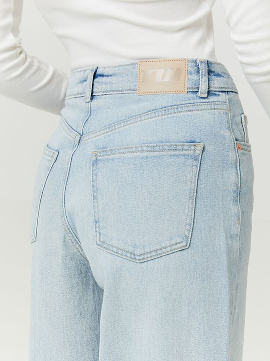 Women's blue denim regular fit jeans_3