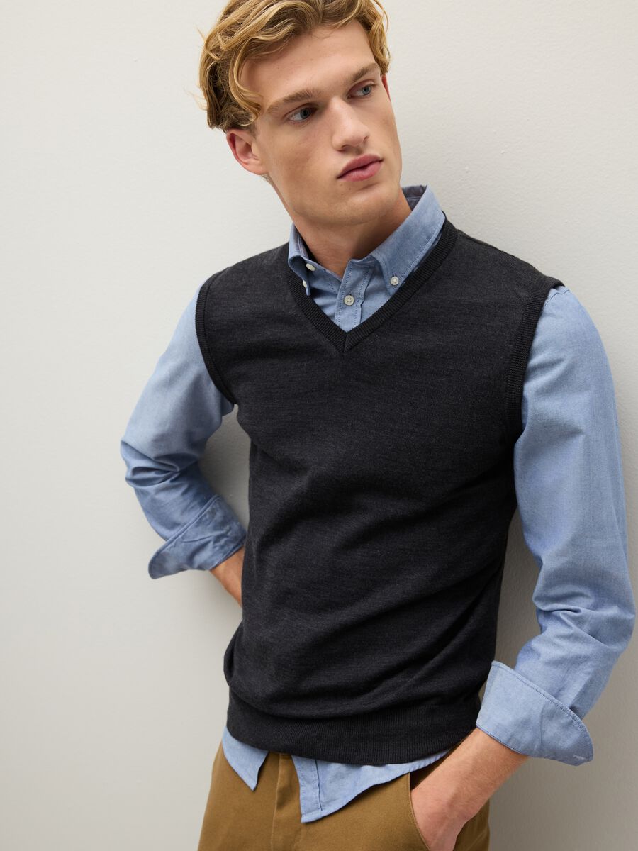Black regular fit V-neck merino wool vest_0