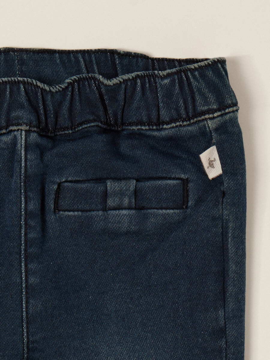 Pantaloni in denim elastizzati per bambina_2