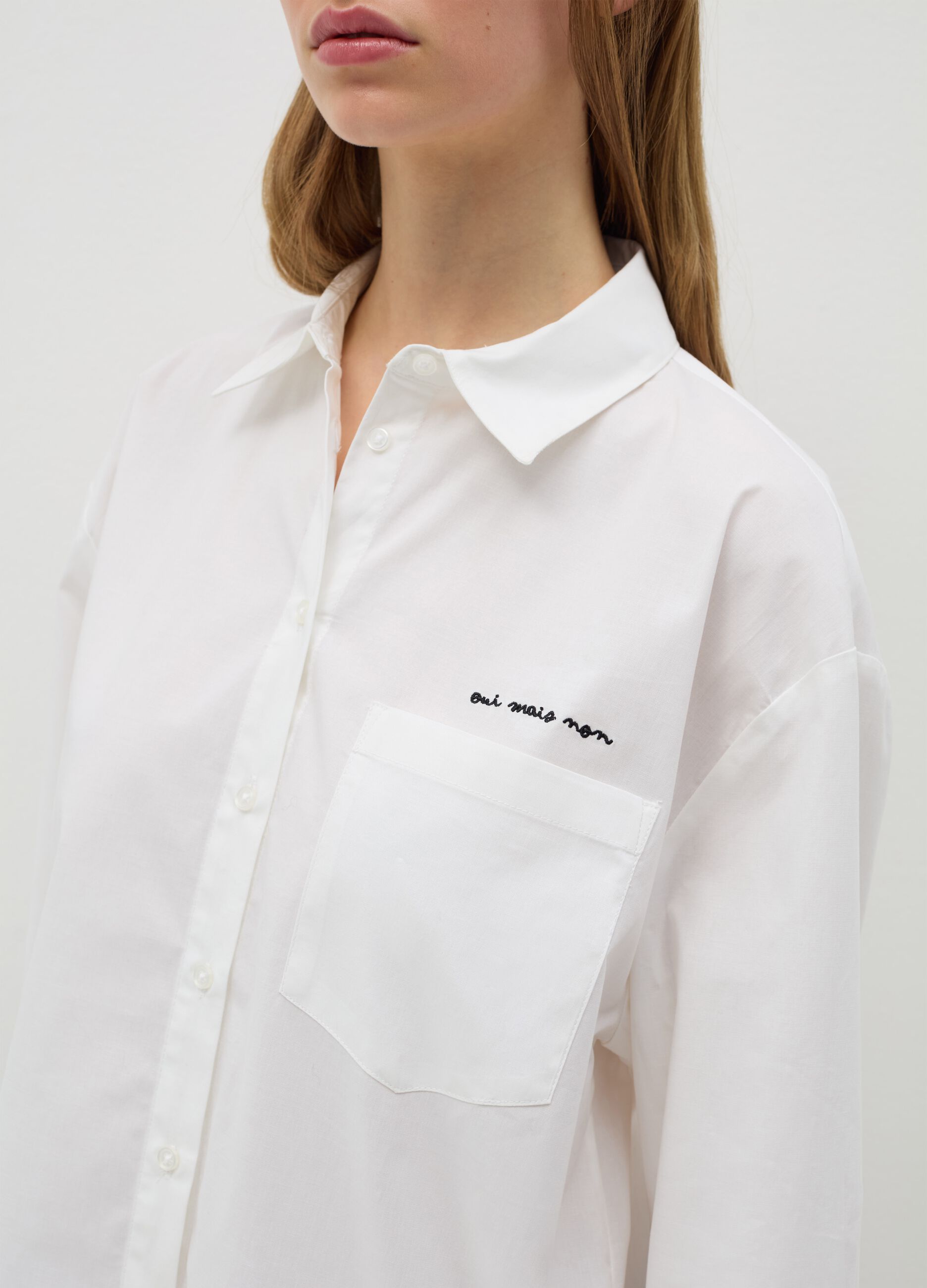 Camicia relaxed fit con tasca a ricamo
