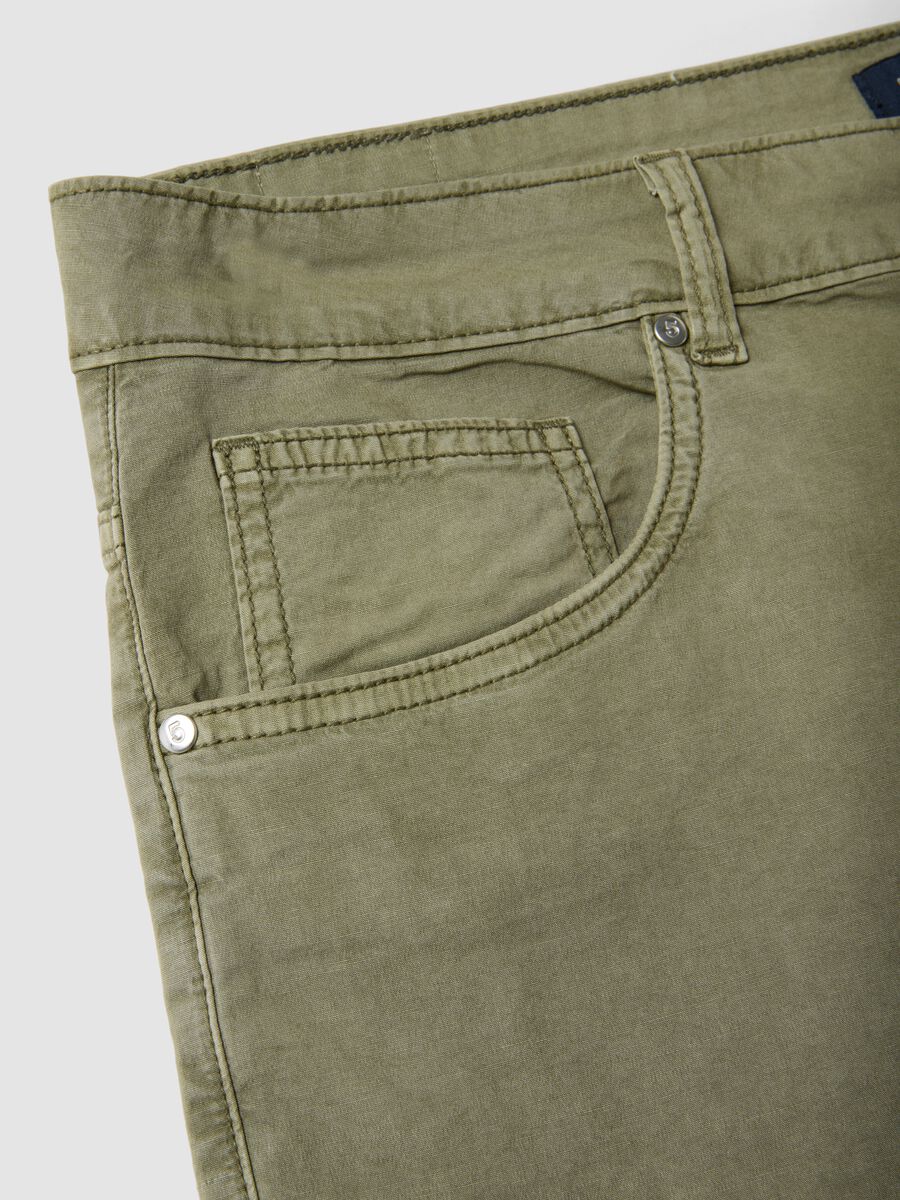 Green stretch cotton five-pocket Bermuda shorts_5