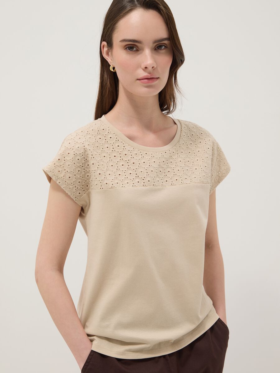 T-shirt beige in puro cotone con pizzo sangallo_0