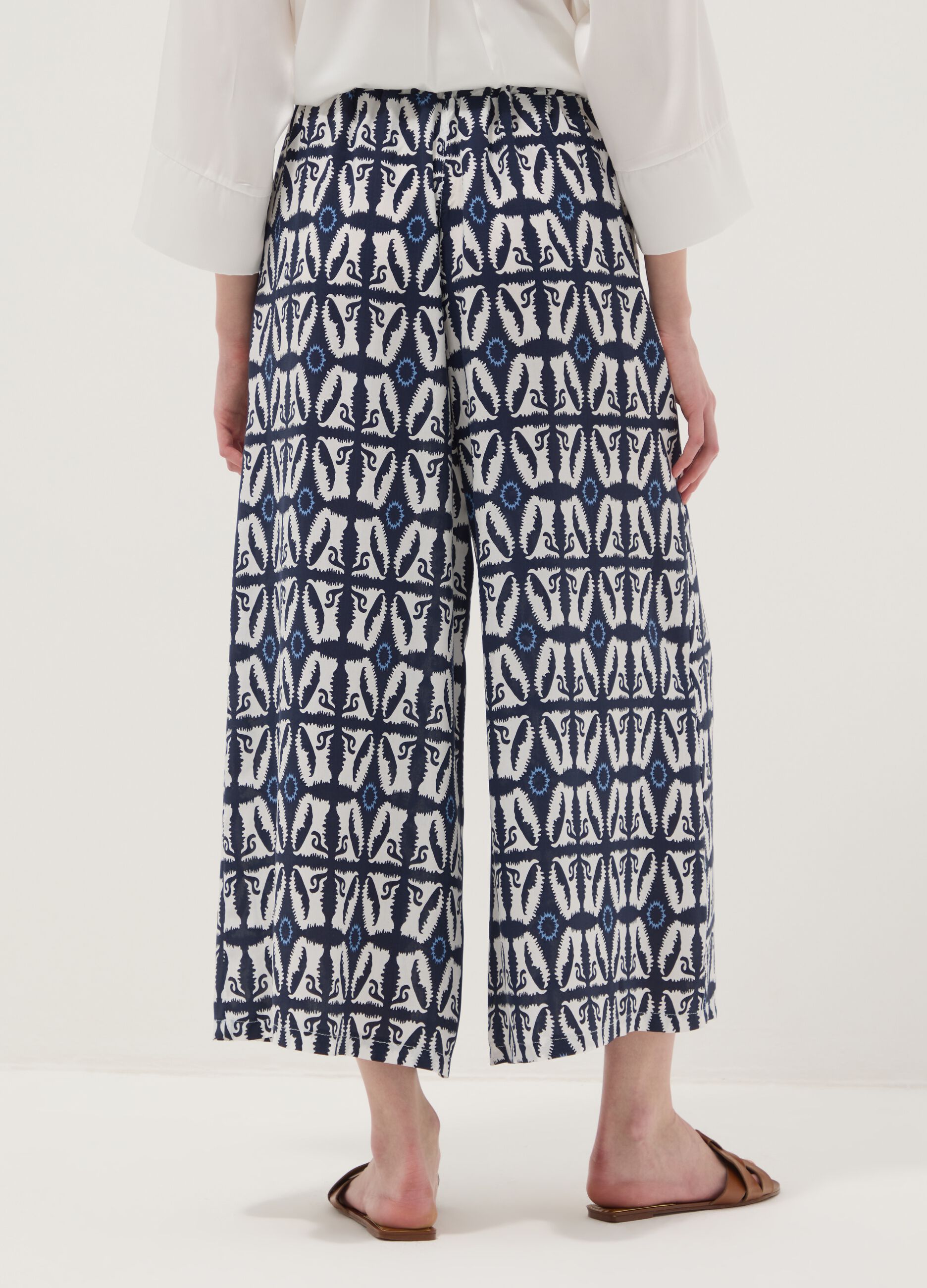 Pantaloni bianchi in pura viscosa con fantasia regular fit