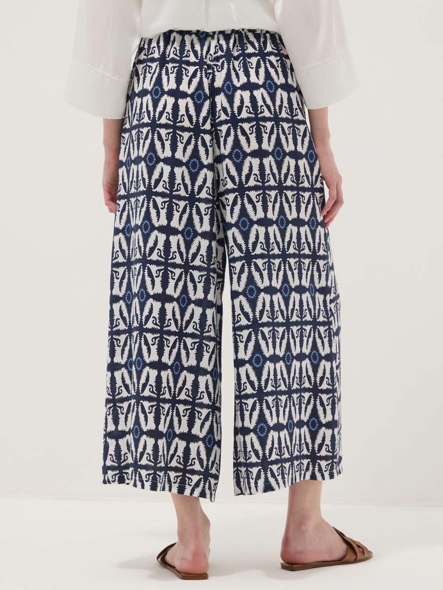 Pantaloni bianchi in pura viscosa con fantasia regular fit_3