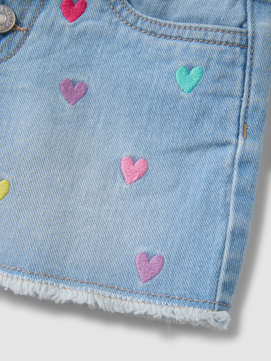 Shorts azzurri in puro cotone denim con cuori ricamati per bambina_3