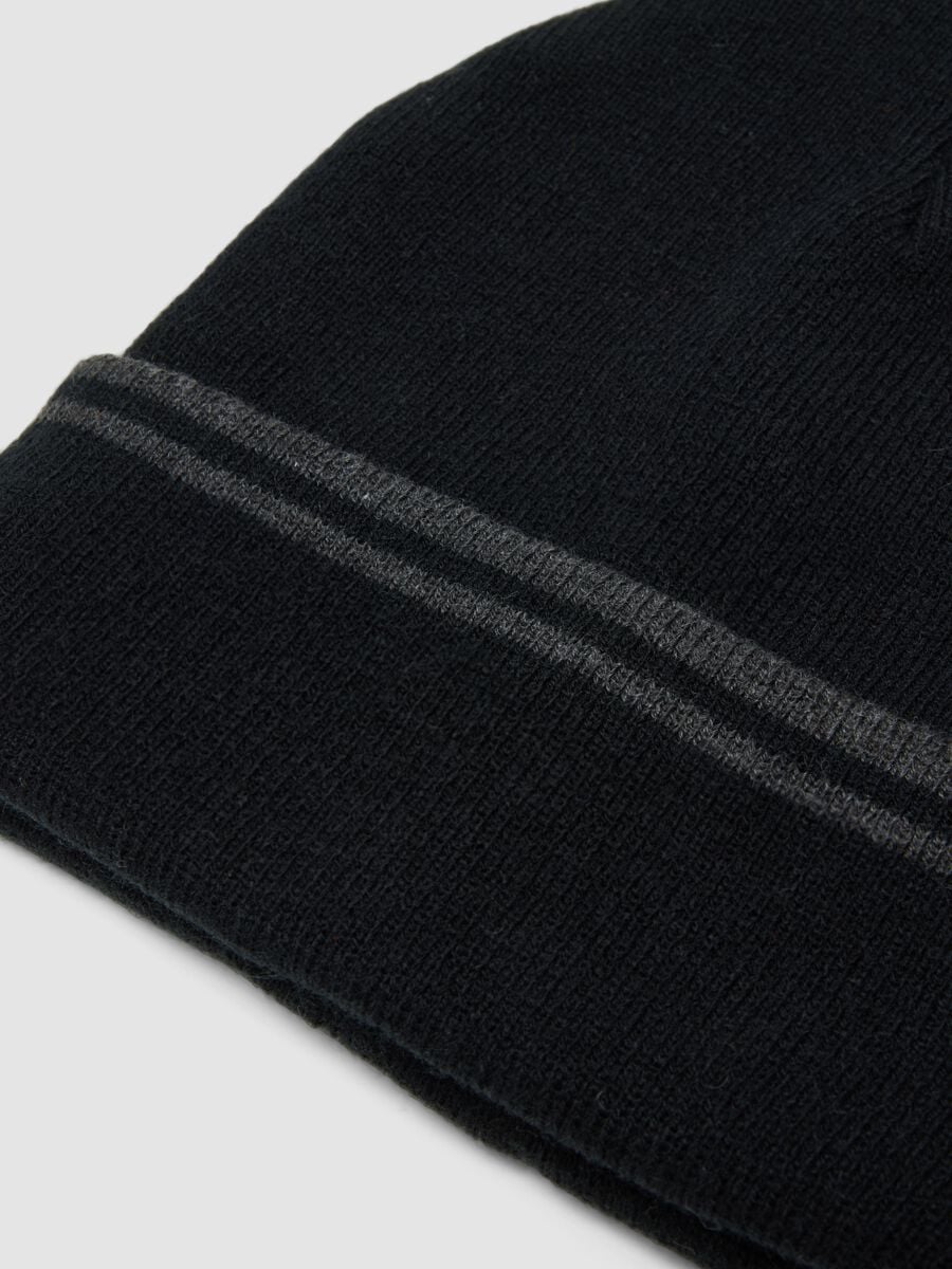 Cappello grigio con risvolto_1
