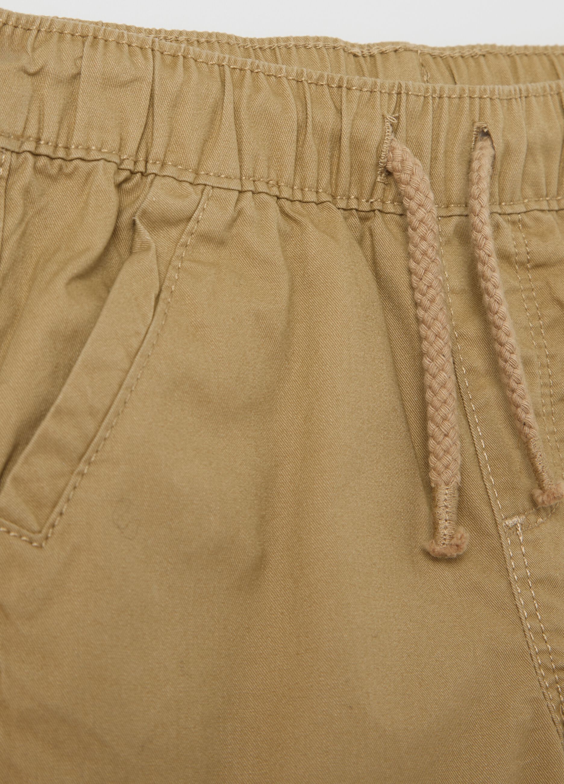 Boys’ shorts in 100% beige cotton with regular fit and slant pockets