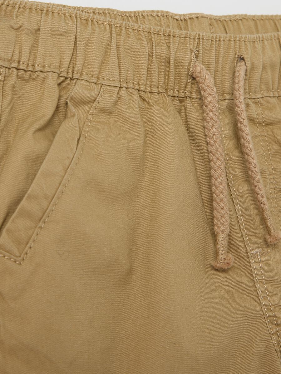 Boys’ shorts in 100% beige cotton with regular fit and slant pockets_2