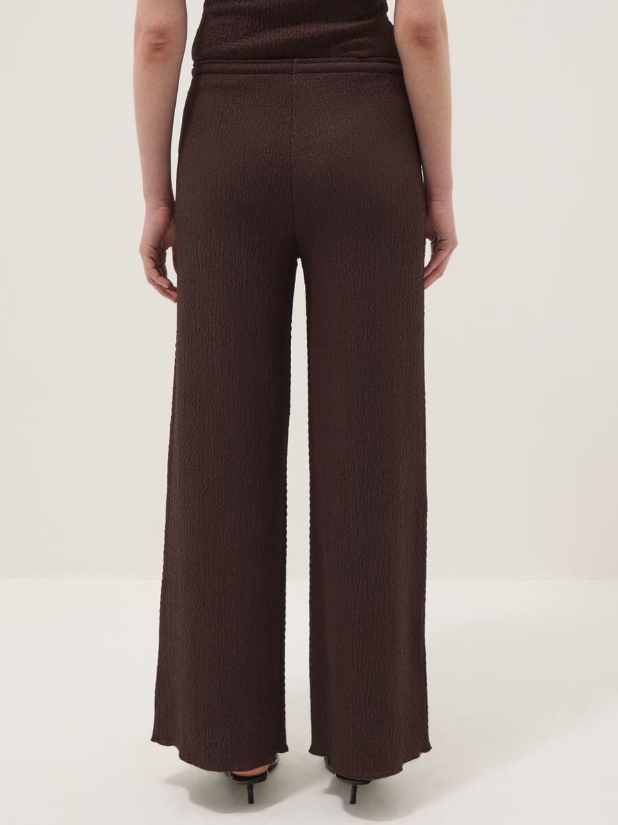 Pantaloni elasticizzati marroni wide leg con texture increspata_2