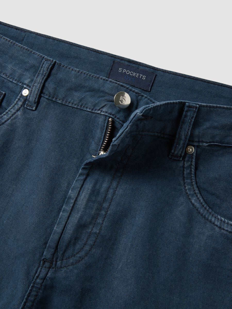 Blue linen-cotton blend five-pocket Bermuda shorts_5
