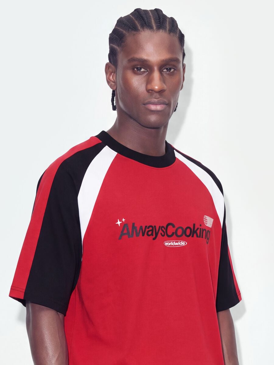 T-shirt rossa in puro cotone con scritta frontale relaxed fit_0