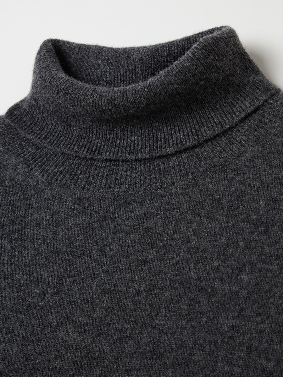 Lambswool pullover with high neck_5