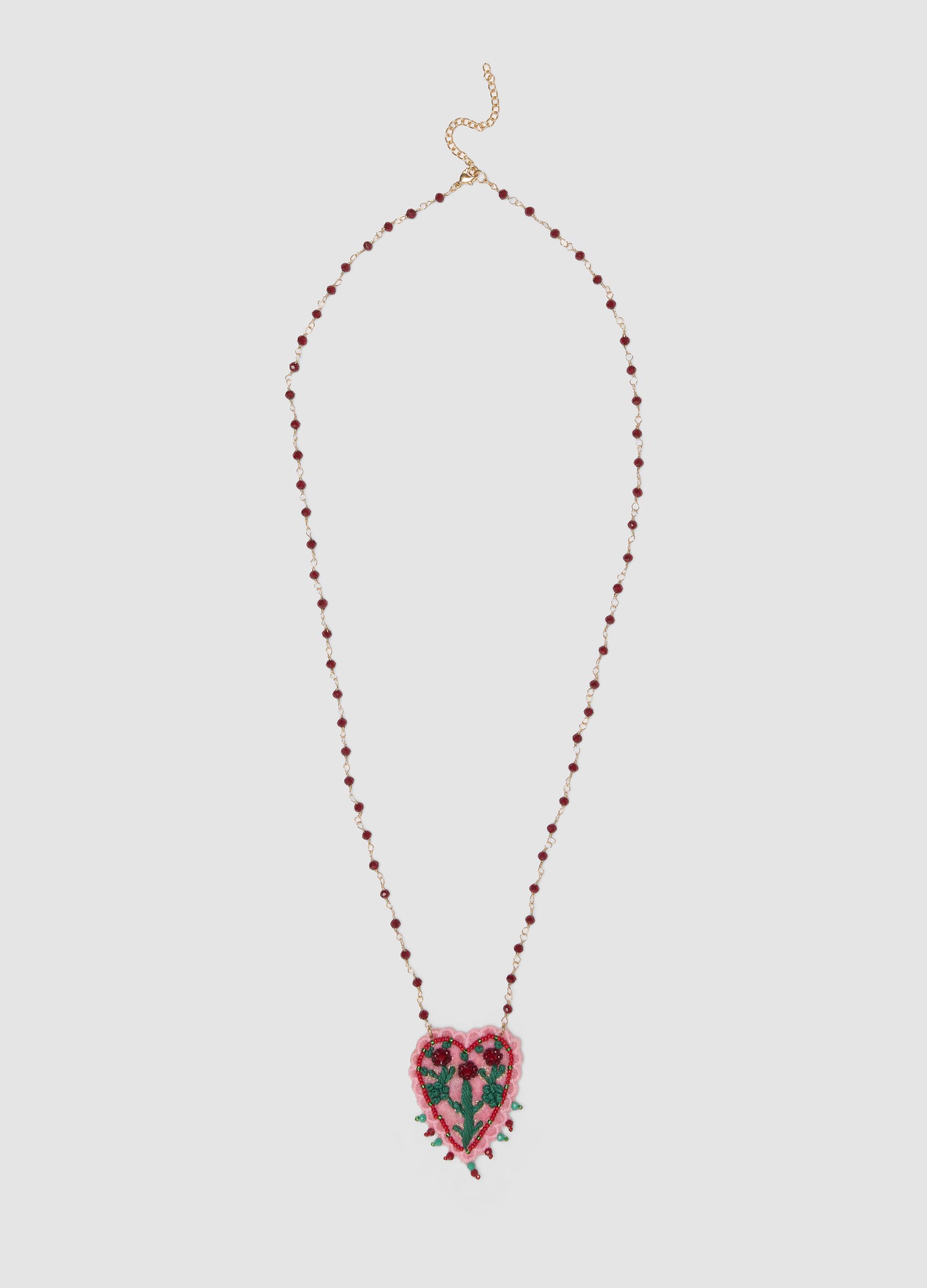 Collana rosa con ciondolo a cuore ricamato