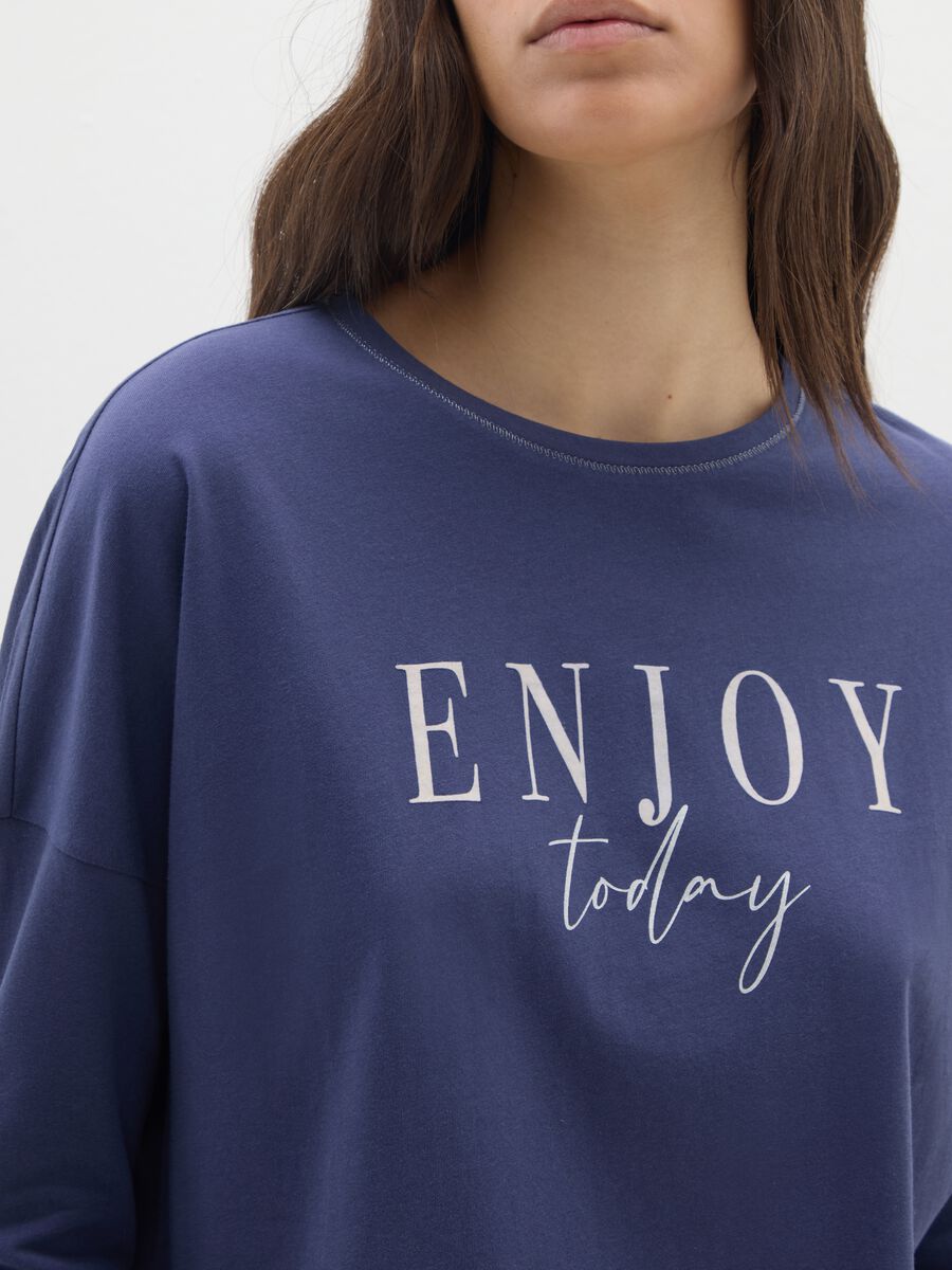 Maglia da pigiama blu con scritta_3