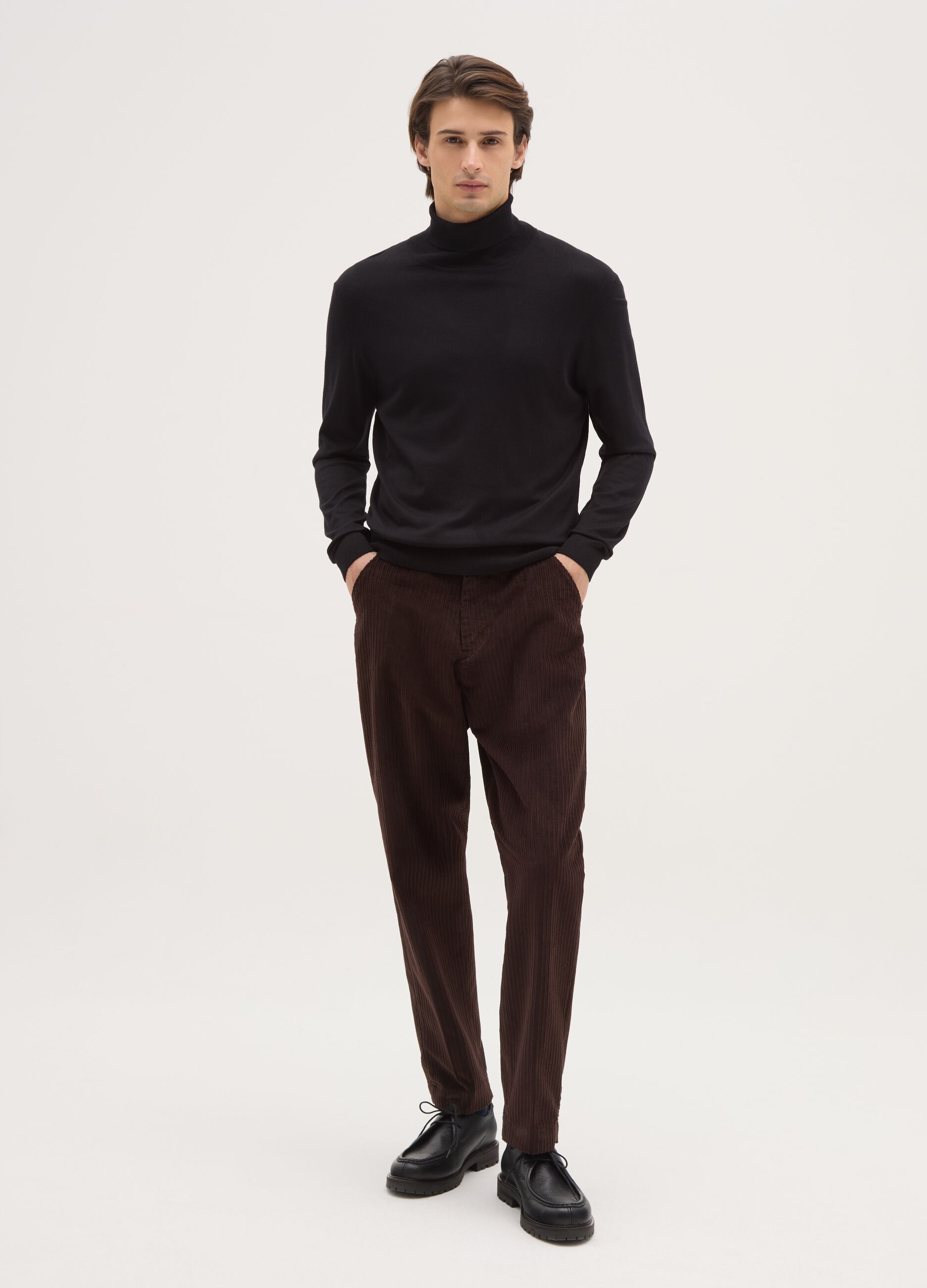 Brown chino trousers in regular fit ribbed cotton-blend
