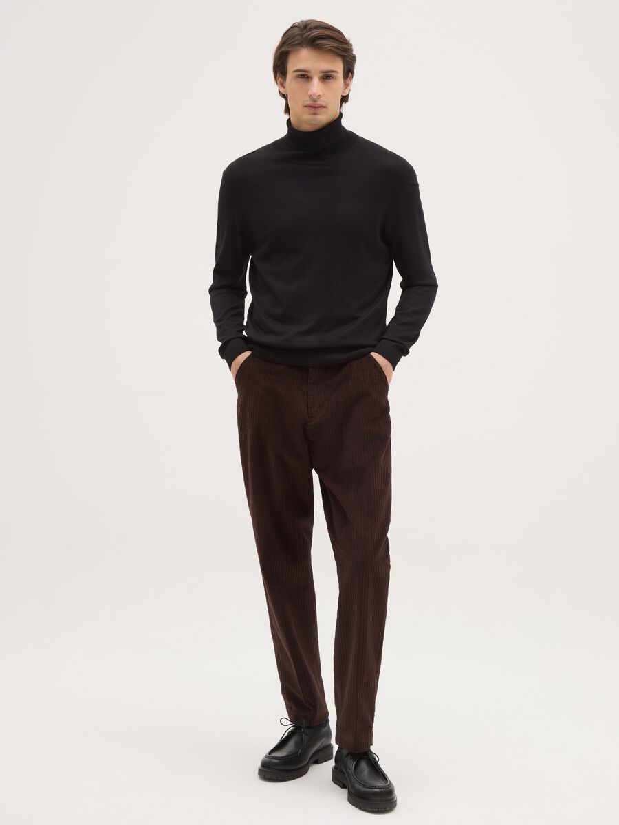 Brown chino trousers in regular fit ribbed cotton-blend_0
