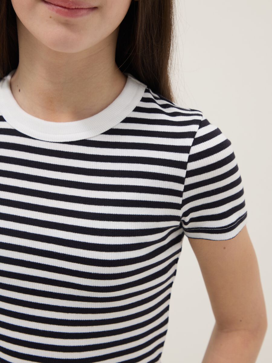 T-shirt in cotone elasticizzato a righe multicolor da ragazza slim fit_2