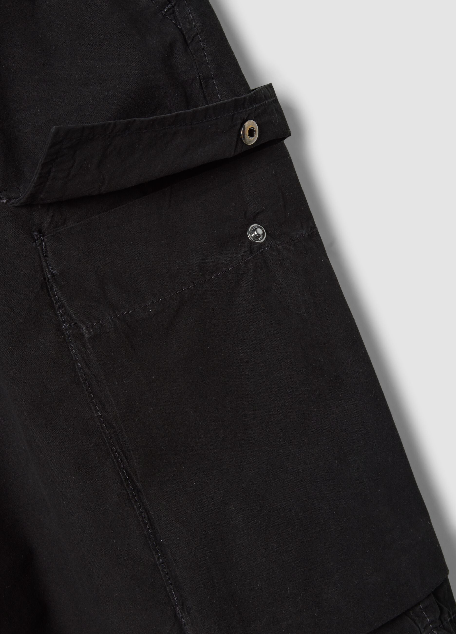 Black cotton cargo Bermuda shorts &ndash; baggy fit