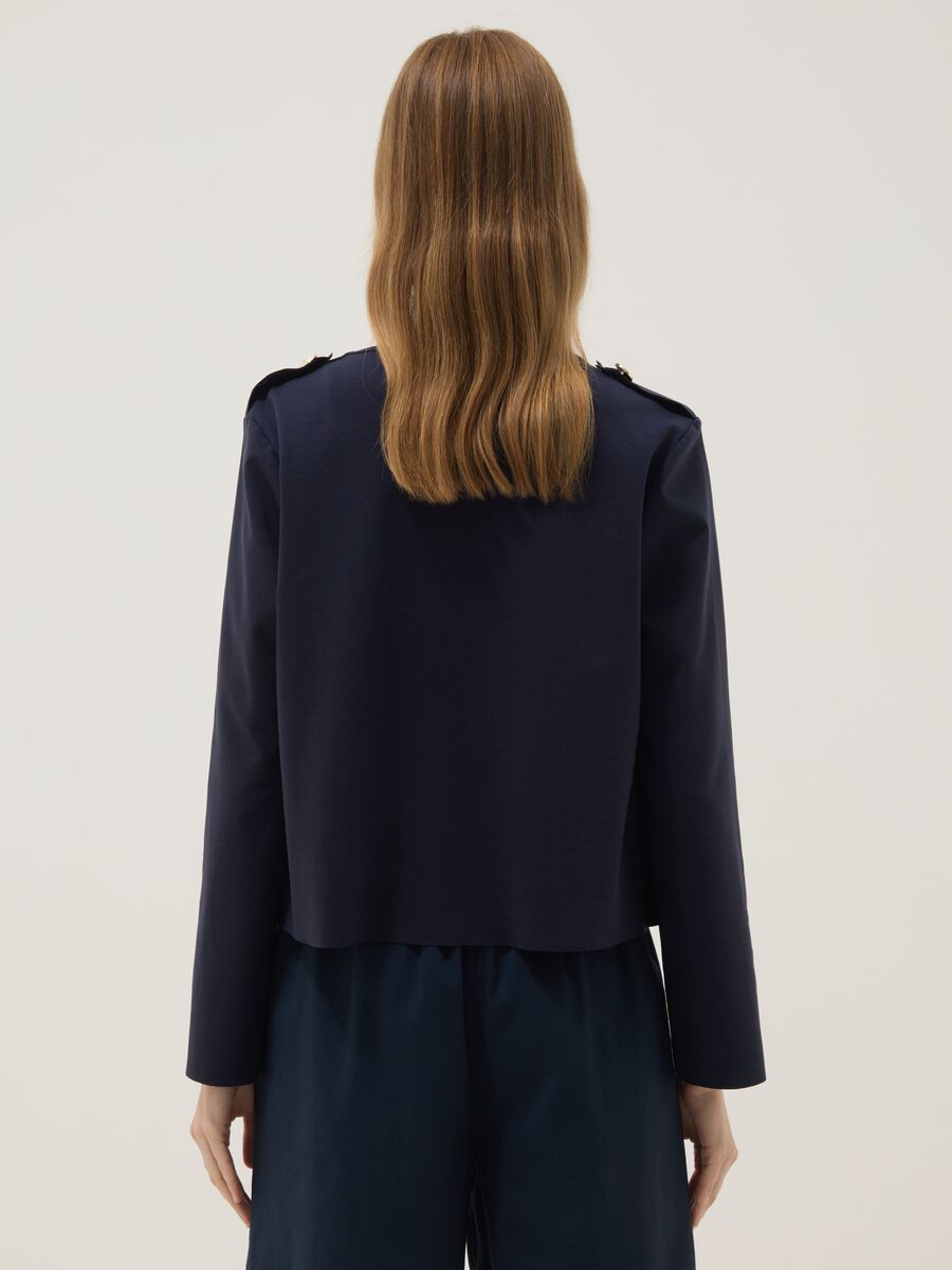 Giacca blu cropped in cotone elasticizzato con bottoni decorativi regular fit_3