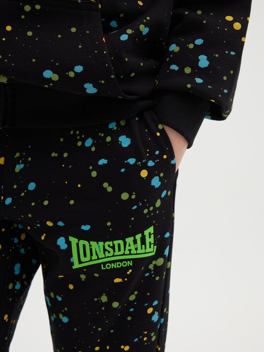 Joggers con coulisse stampa macchie di vernice e logo_2