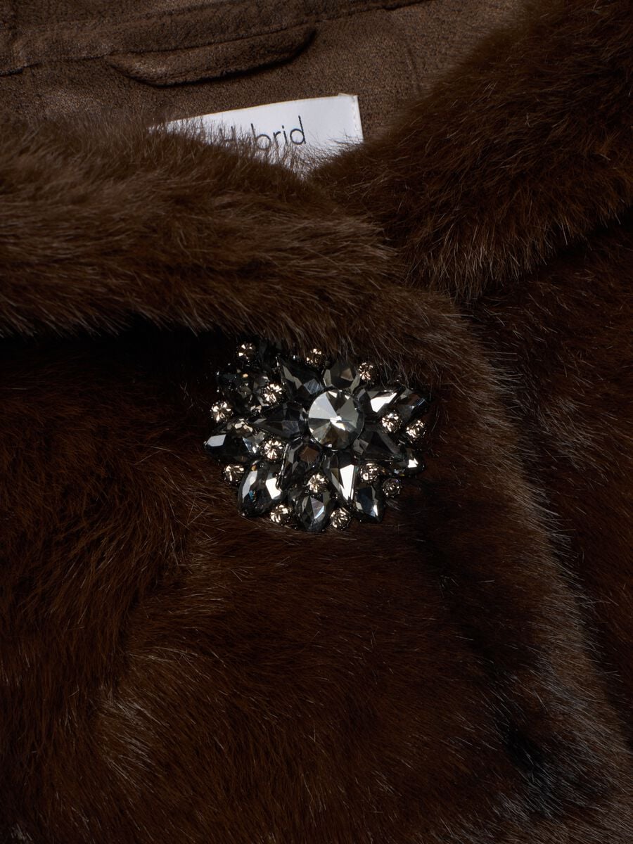 Cappotto marrone regular fit con cappuccio e chiusura con gioiello_1