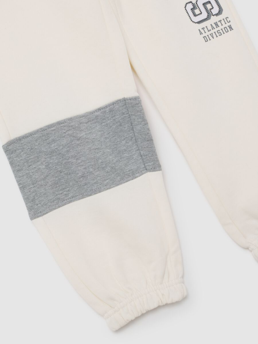 Jogger da bambino in misto cotone bianchi vestibilità over con logo Nets_3