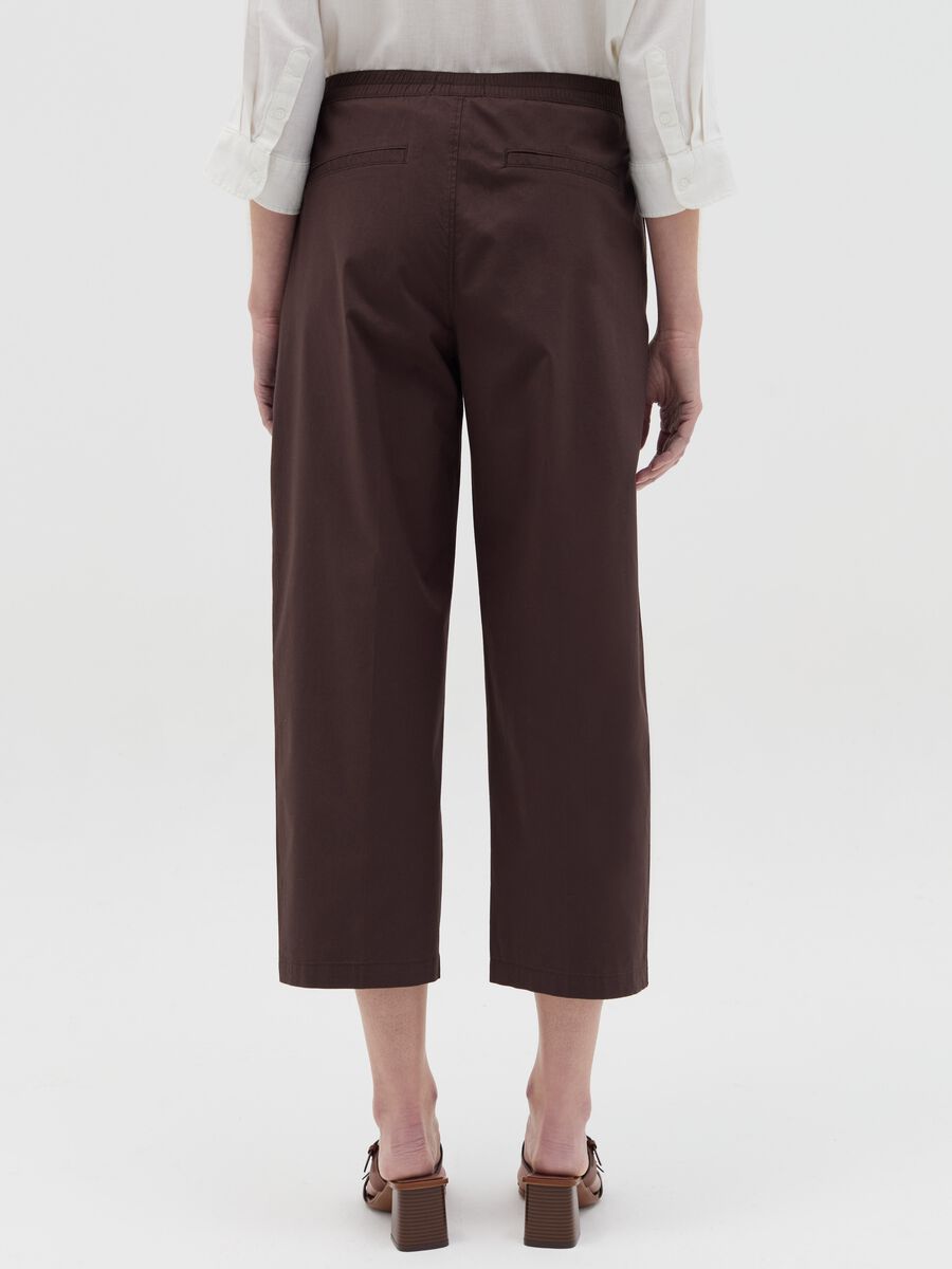 Brown cropped trousers in stretch cotton_3