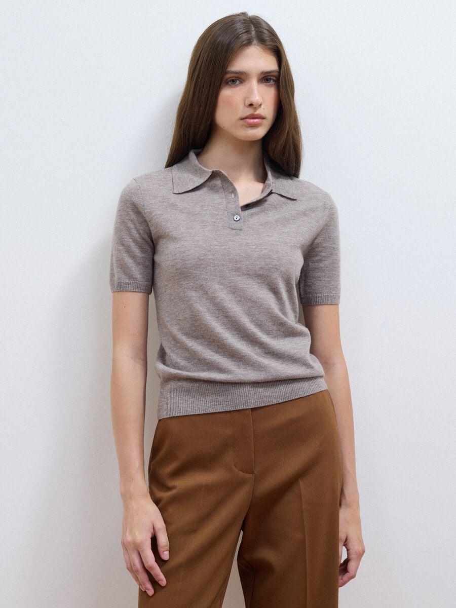 Maglia grigia in pura lana con colletto polo regular fit_1