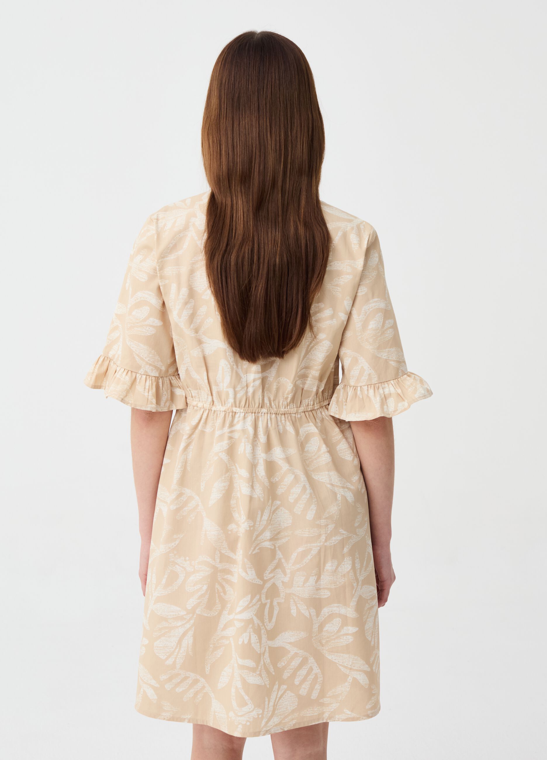 Short dress with flounced sleeves