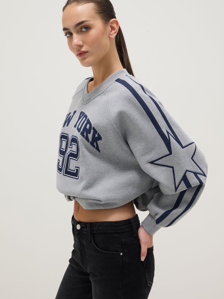 Grey oversized cotton blend sweatshirt with V-neck and print_2