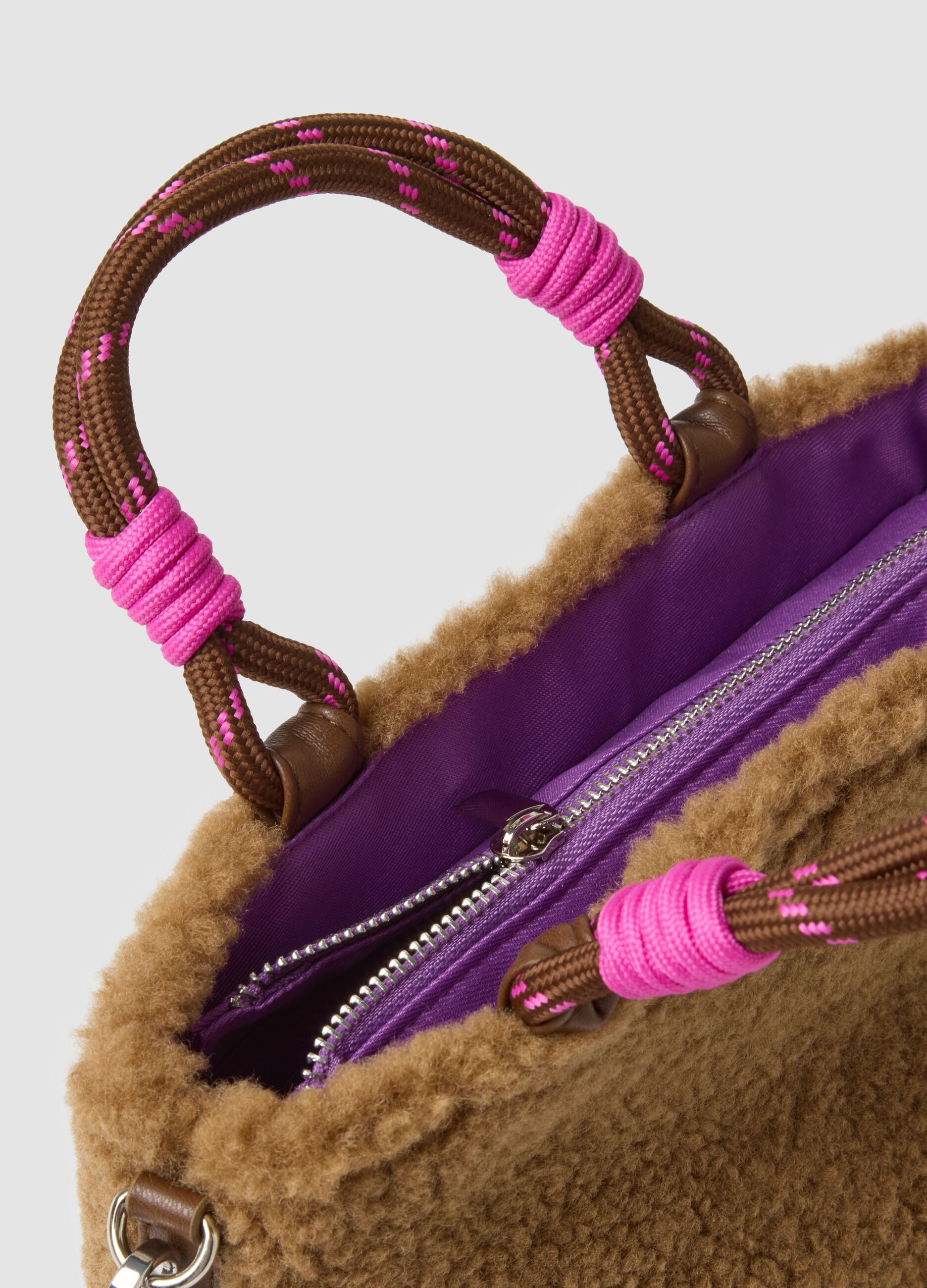 Borsa a mano marrone effetto teddy con tracolla