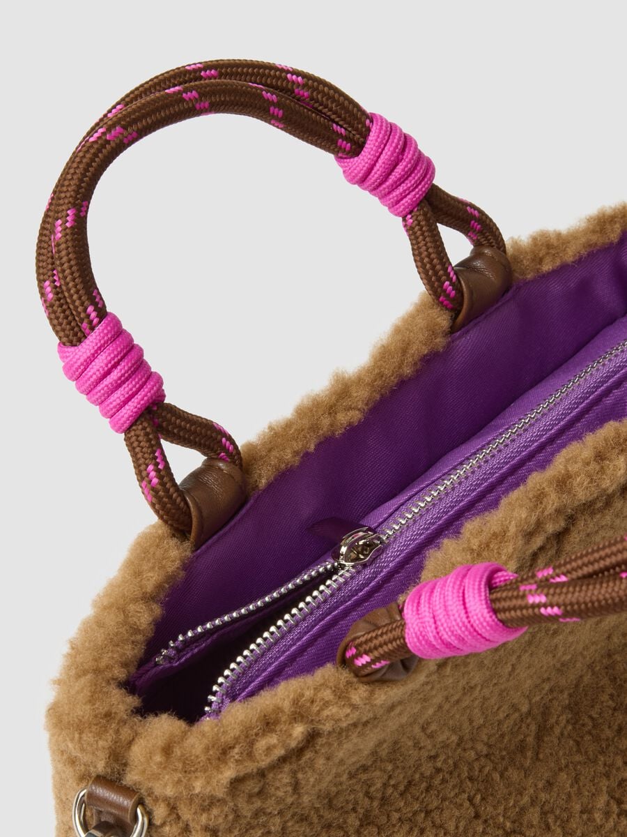 Borsa a mano marrone effetto teddy con tracolla_2