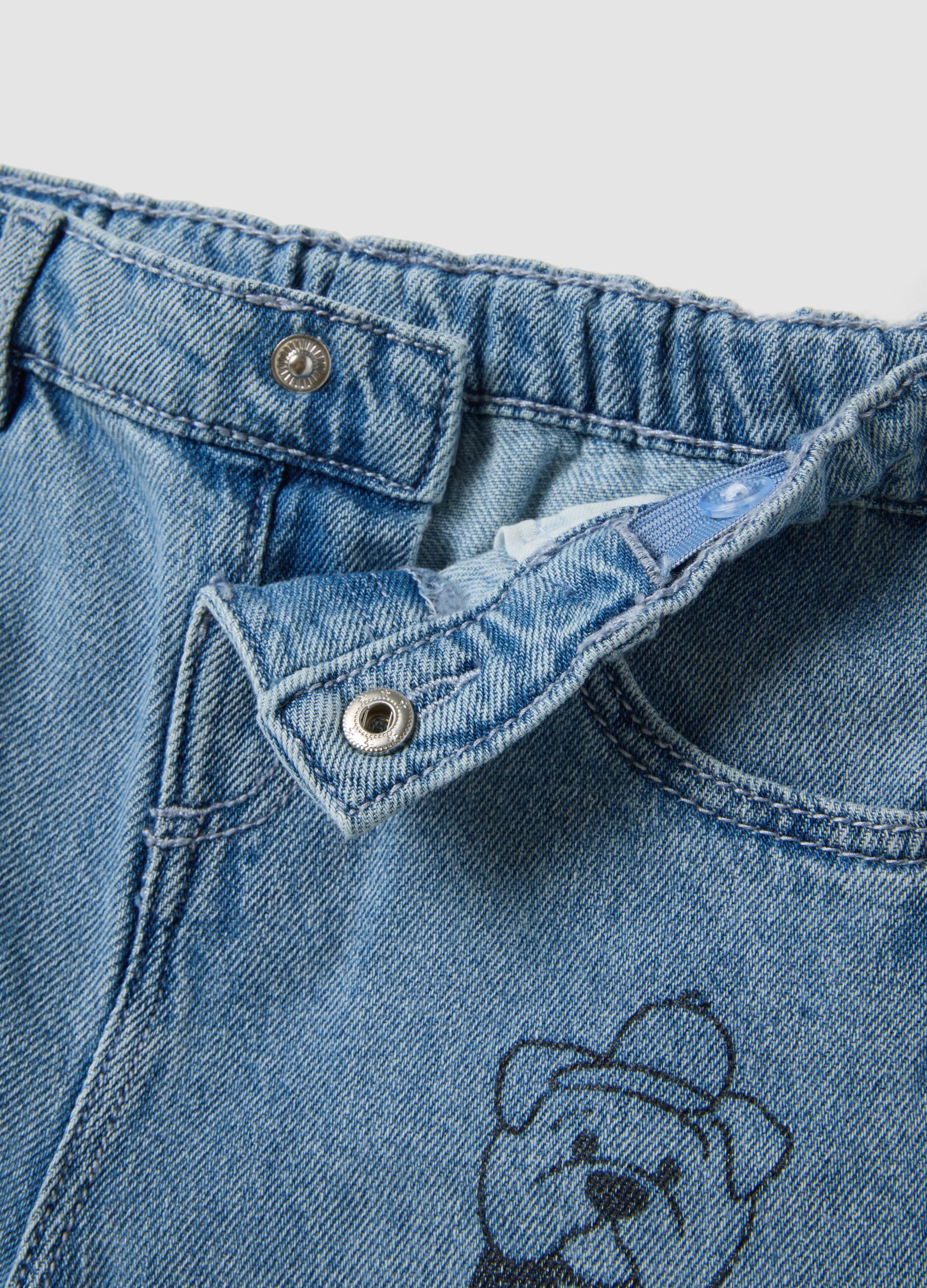 Jeans denim azzurri in misto cotone e viscosa con stampe college