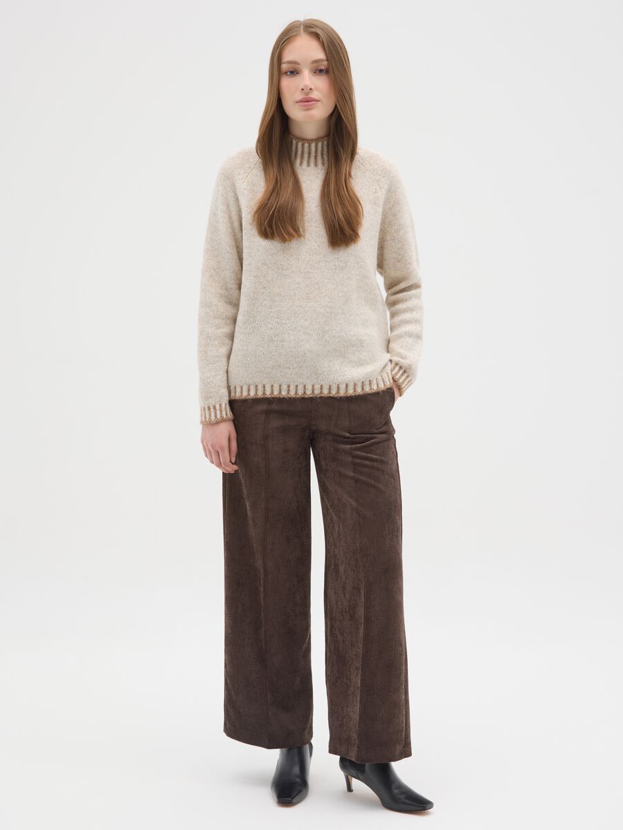 Maglione beige regular fit con collo a coste e dettagli cut-out_1