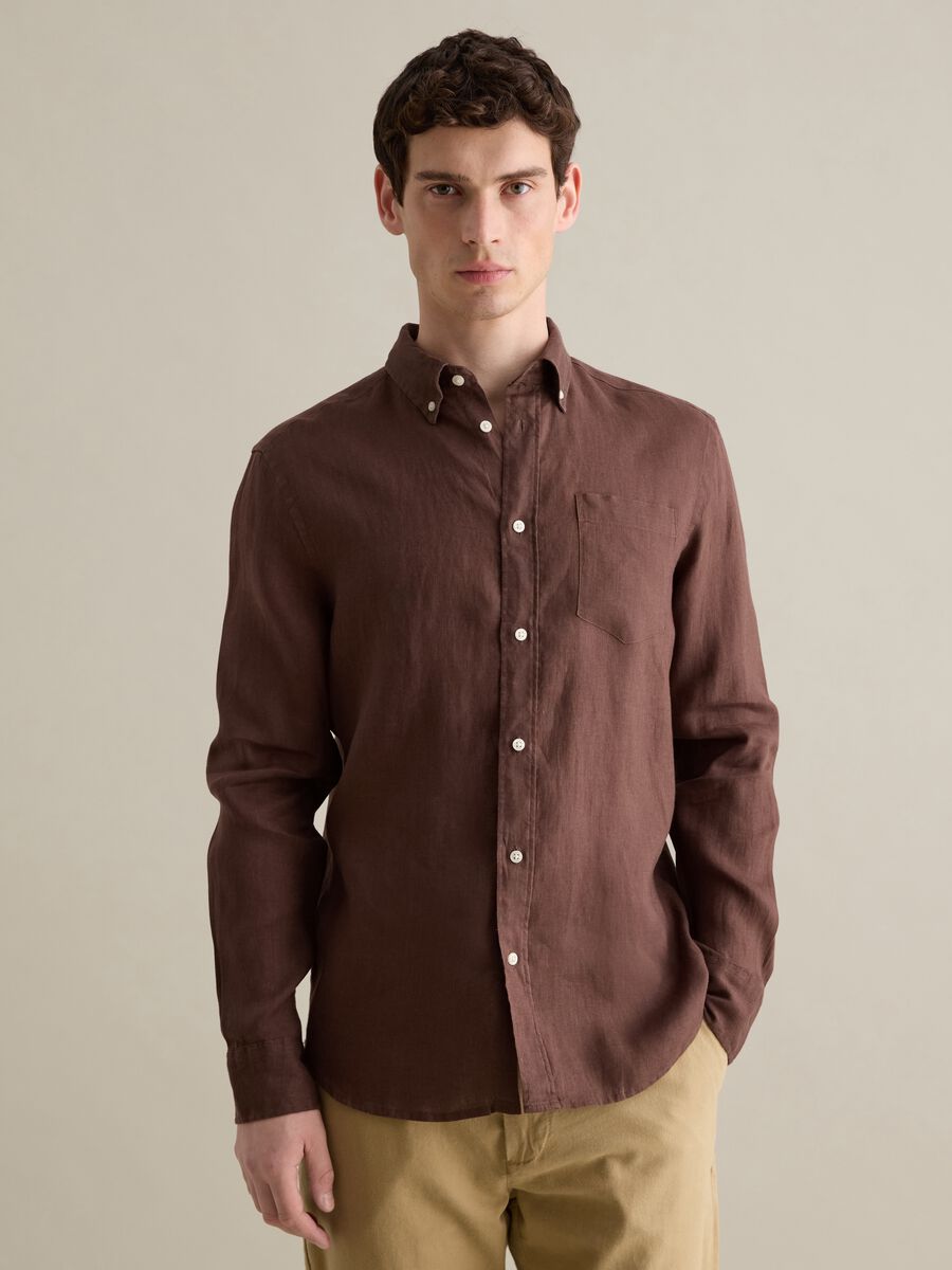 Brown shirt in linen with button-down collar_0