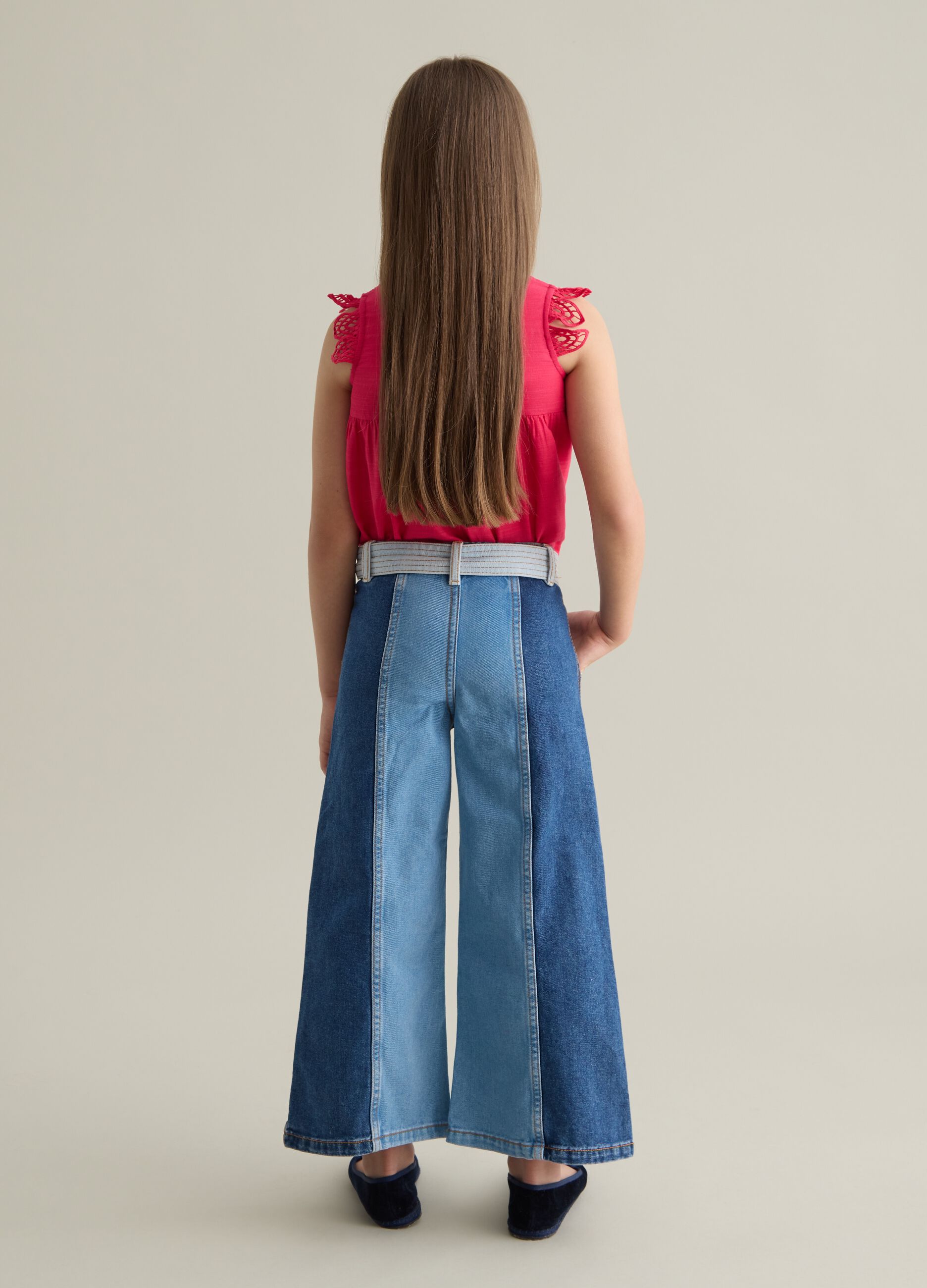 Jeans gamba larga con triplo lavaggio e cintura